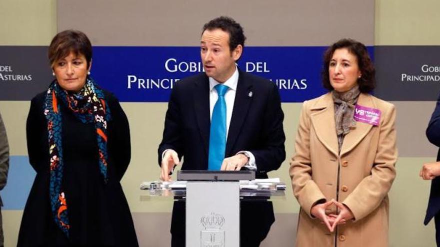 Por la izquierda, Mapy Artidiello (CC OO), Adelia García (Inspección de Trabajo), Guillermo Martínez (Gobierno regional), Carmen Escandón (UGT) e Ignacio García (Fade).