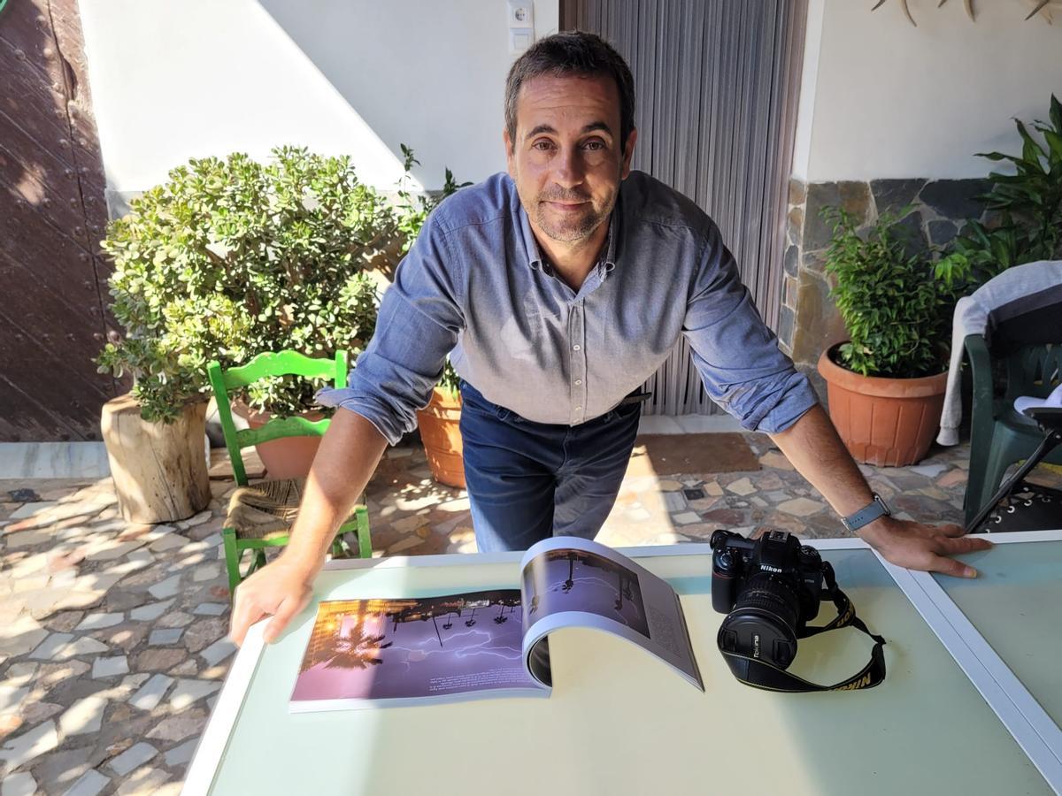 José Miguel García, cazatormentas de Almería junto a su libro 'Los hijos del cielo'