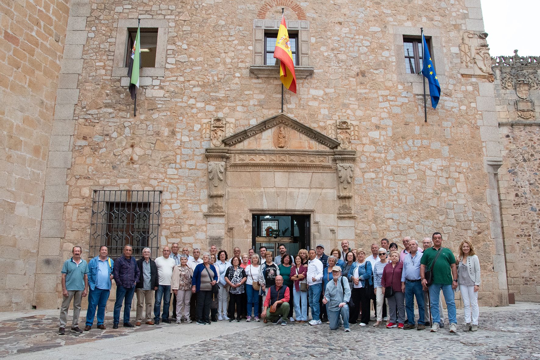 La Asociación de Mayores de Aldeacentenera celebra un pleno senior en la Diputación de Cáceres.