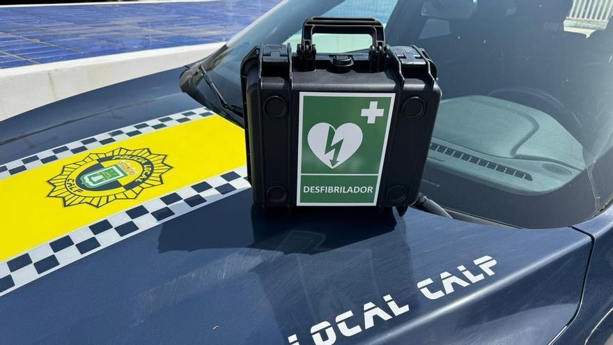 La rápida intervención de la Policía Local de Calp y el uso de un desfibrilador salvan la vida de una mujer