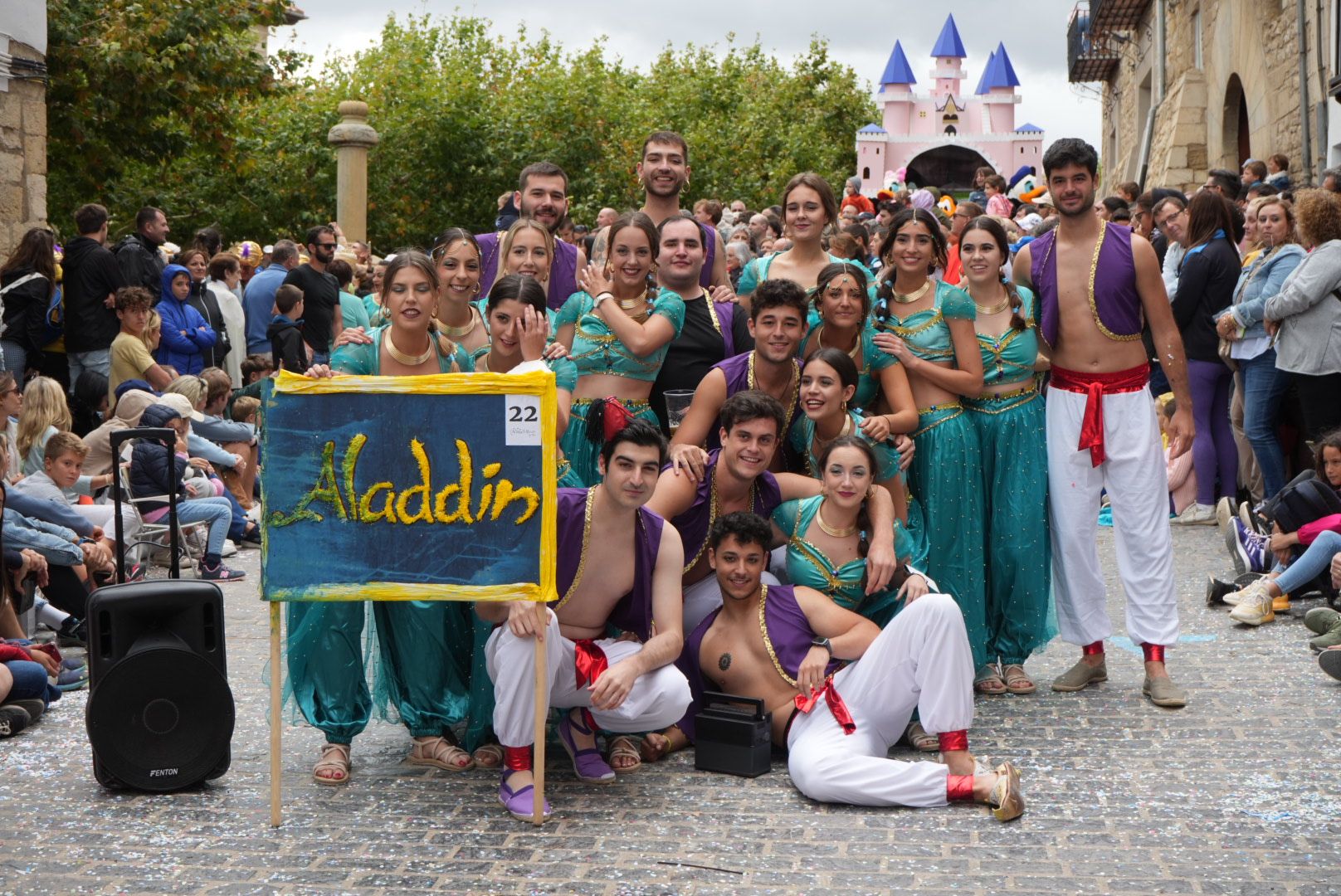 Batalla de confeti y desfile de carrozas en el Anunci de Morella