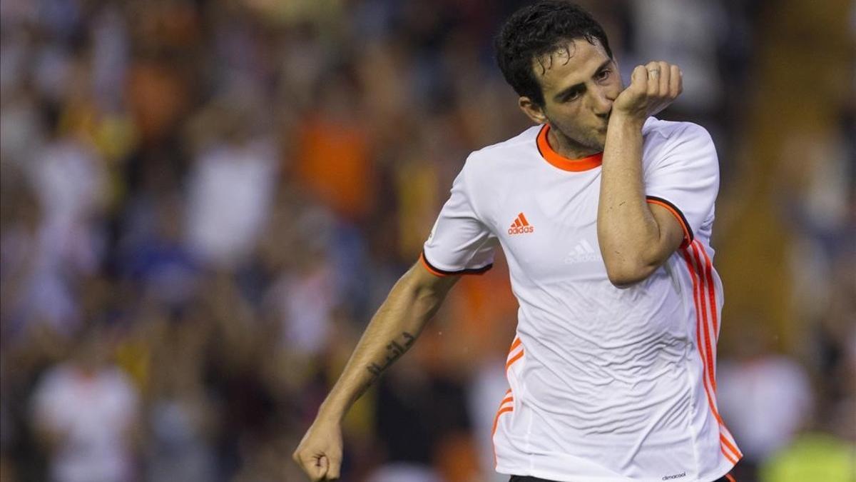 Dani Parejo celebra el segundo gol del Valencia contra el Alavés.