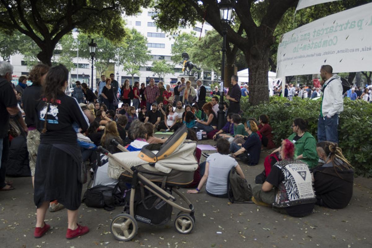 Aspecte d’un dels debats a la plaça de Catalunya, ahir, diumenge. Aspecte d’un dels debats a la plaça de Catalunya, ahir, diumenge.