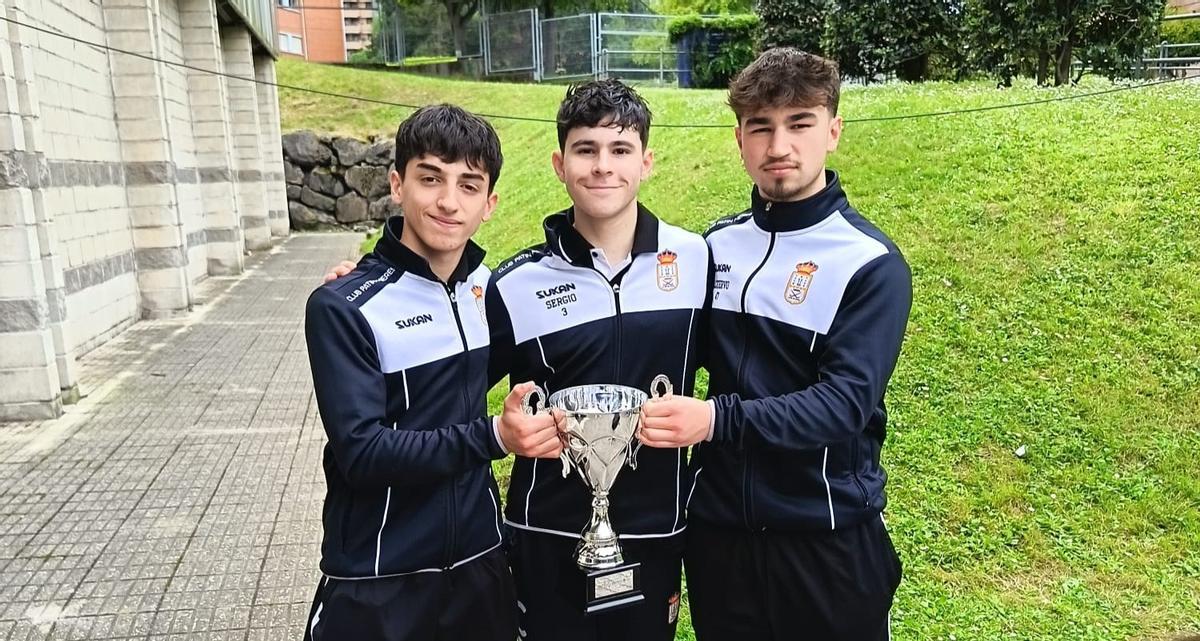 Álvaro Fernández, Sergio Álvarez y Jorge Cuervo, con la copa como clasificados del sector norte.