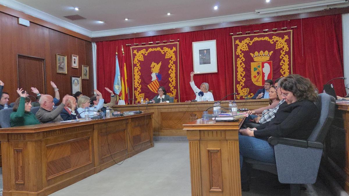Momento de la votación del presupuesto de 2026 en Vinaròs.