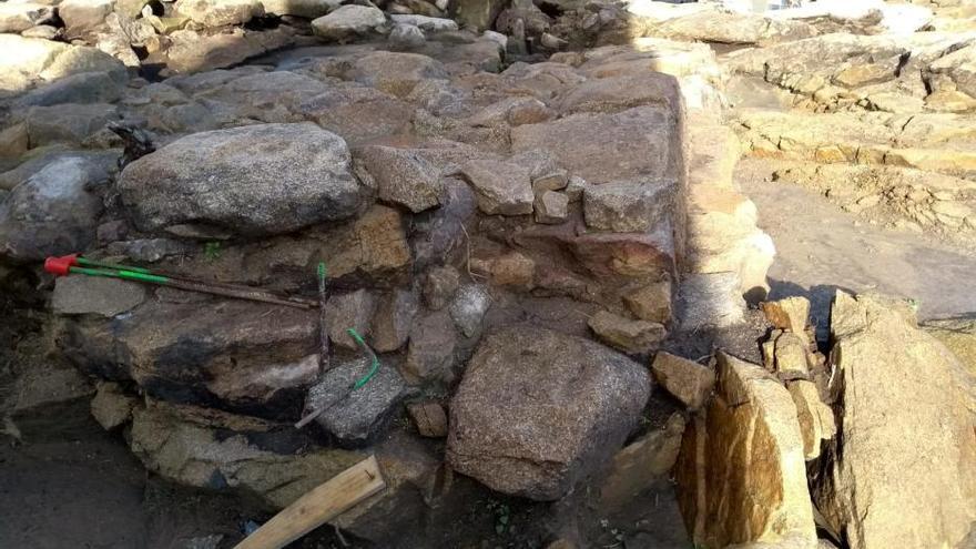 Los restos del castillo de Rande afloran bajo el puente