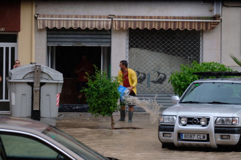 Una tromba de agua anega las calles de La Marina