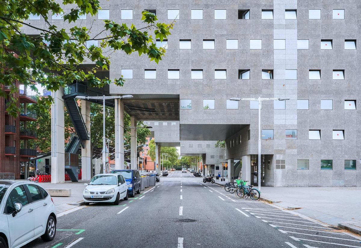 Dos de los tres edificio-puente idénticos de la calle Rosa Sensat.