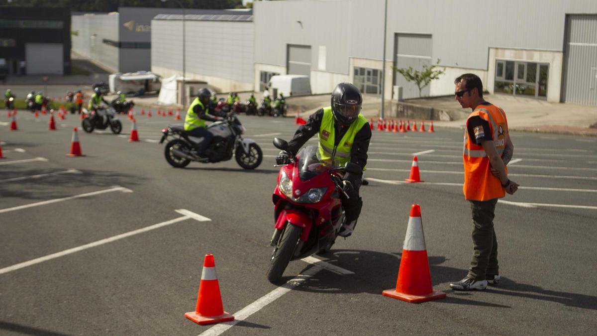 Motoristas en un curso de conducción segura en Lalín. / Bernabé/Ana Agra