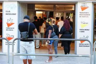 Colas en el IES Politècnic de Castelló este lunes.
