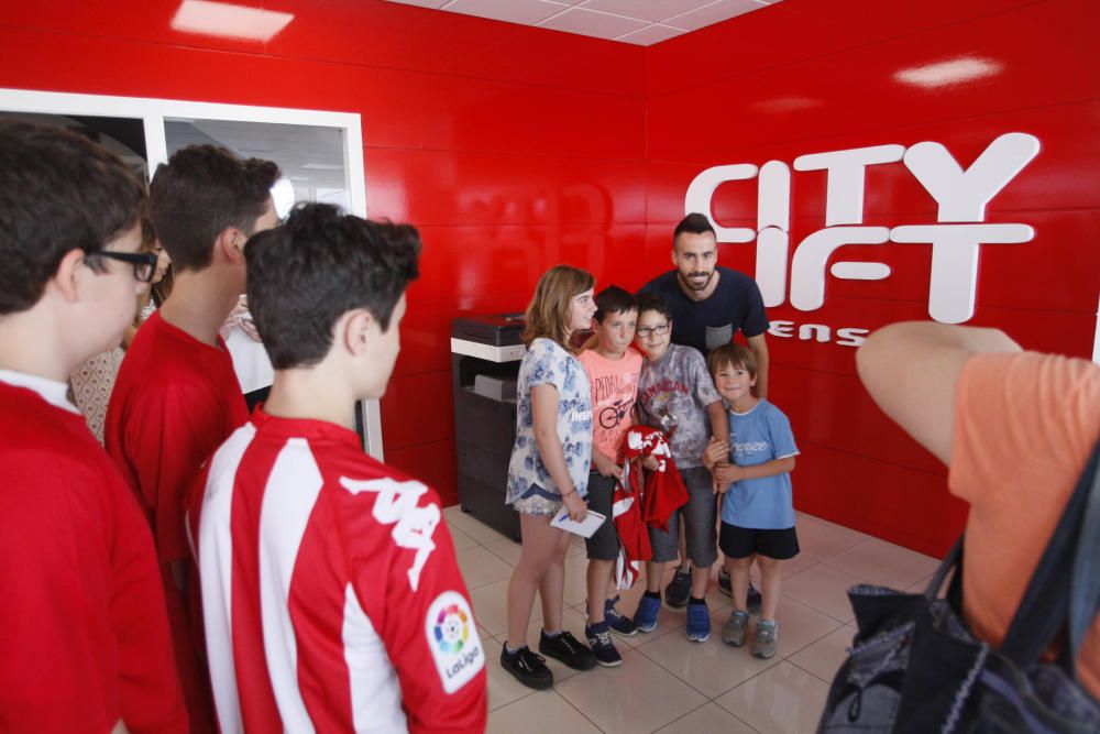 Signatures dels jugadors del Girona a la seu de Citylift