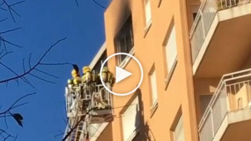 VÍDEO | Una persona pateix una cremada al peu en un incendi d&#039;habitatge a Figueres