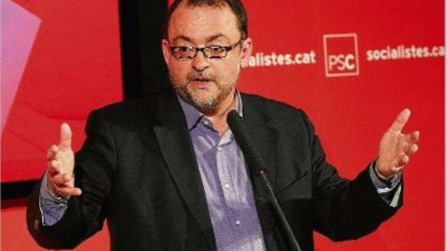 El fins ara secretari d&#039;Organització del PSC, Daniel Fernández, va comparèixer després de saber la decisió.