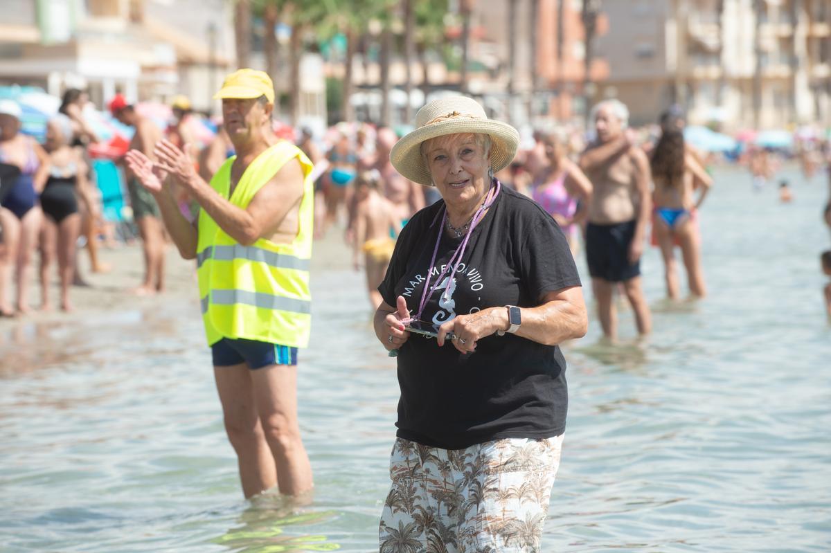 Murcia abraza al Mar Menor para reclamar su recuperación