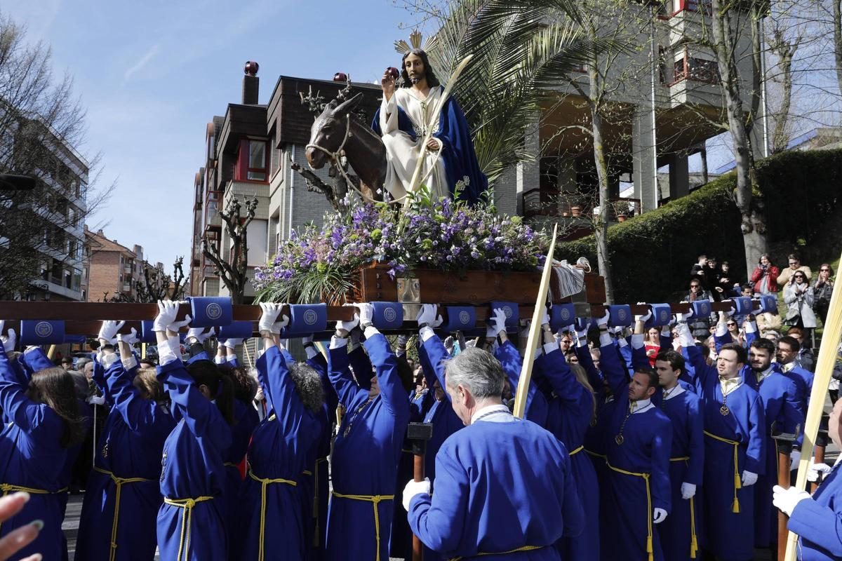 Procesión de La Borriquilla recorriendo Ciudad Naranco.
