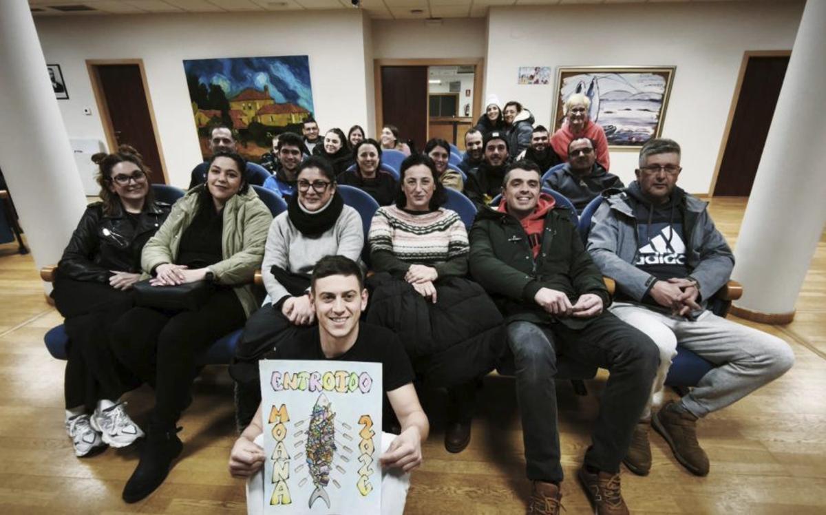 Representantes de Concello y comparsas con el cartel ganador.