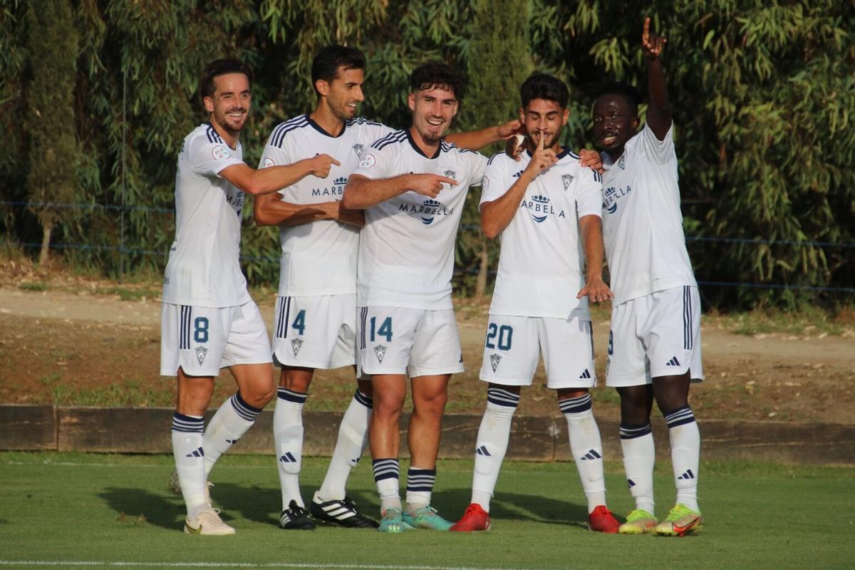 Los jugadores del Marbella celebran la victoria ante el Cartagena B.