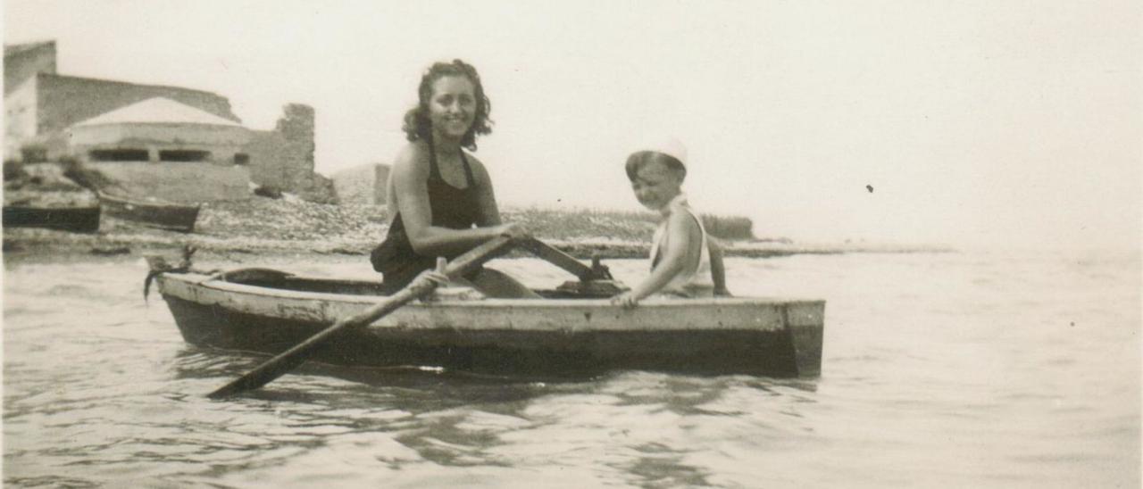 Imagen de solaz veraniego en la que, al fondo, se dibuja el nido de ametralladoras de 1937. | FAMILIA ESPÍ BLANES