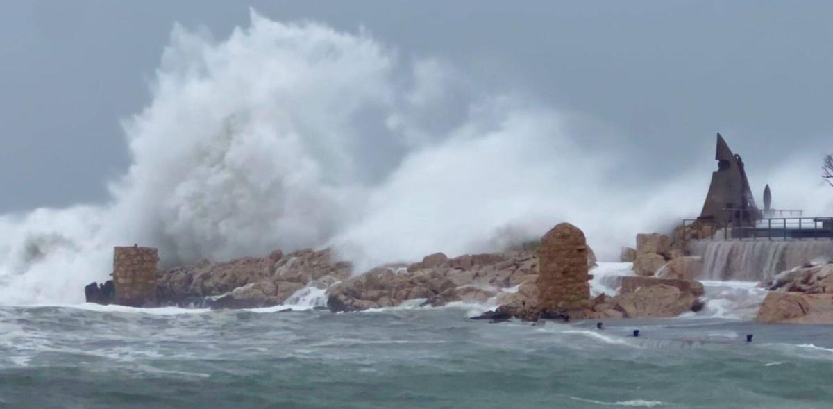 Olas rompiendo en la playa de la Riba de l'Escala (Alt Empordà, Girona).