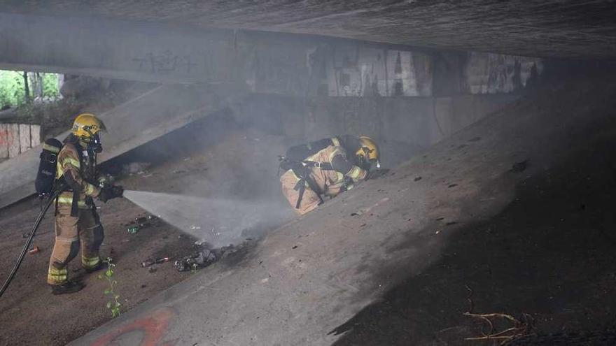 Incendio bajo el viaducto de la ronda de Outeiro