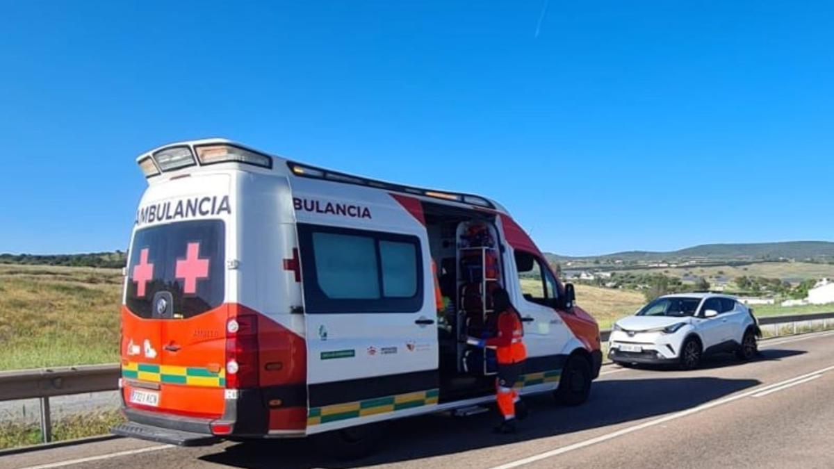 Una ambulancia de Cruz Roja Extremadura durante una actuación en un accidente de tráfico, en una imagen de archivo.