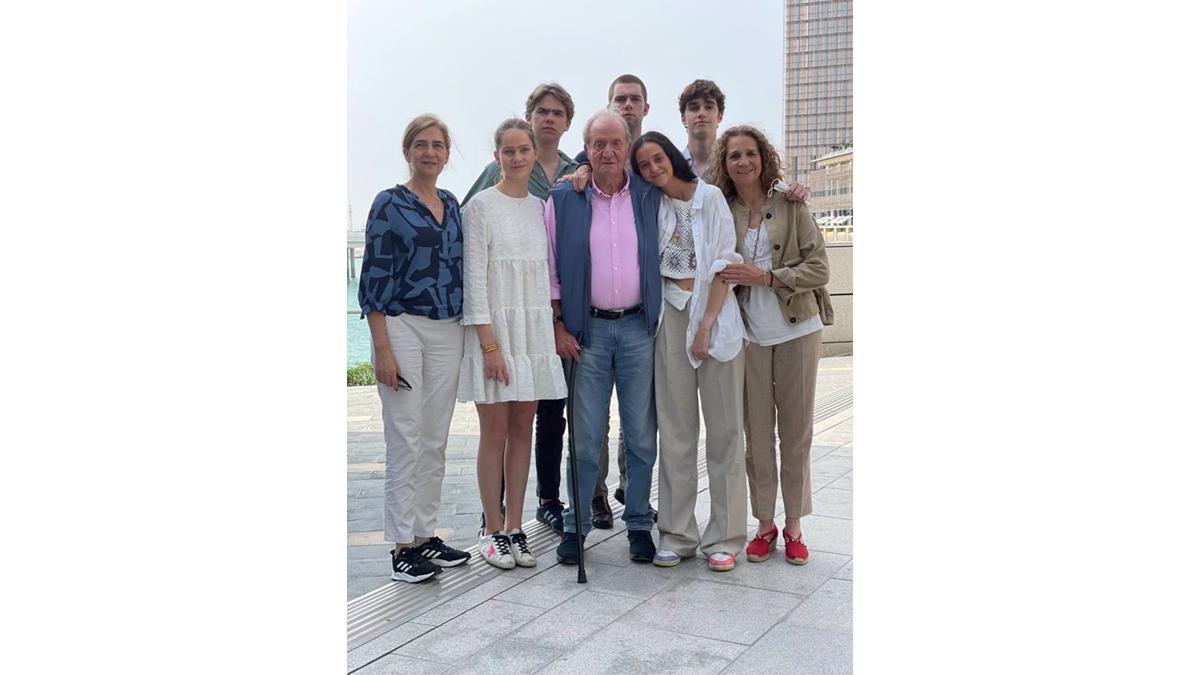 El rey Juan Carlos con sus hijas, las infantas Elena y Cristina, y algunos de sus nietos, en Abu Dabi.