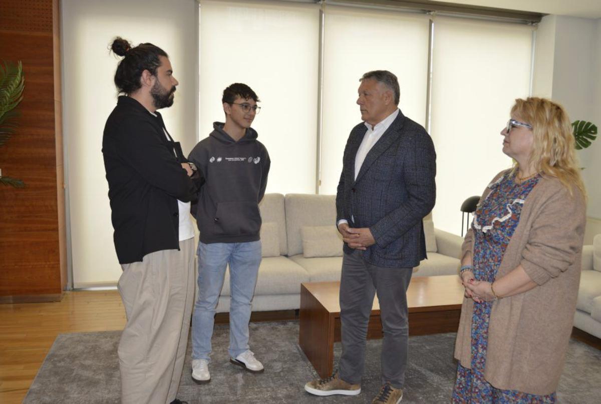 Marcos Carramal, segundo por la izquierda, en la recepción de ayer. | FDV