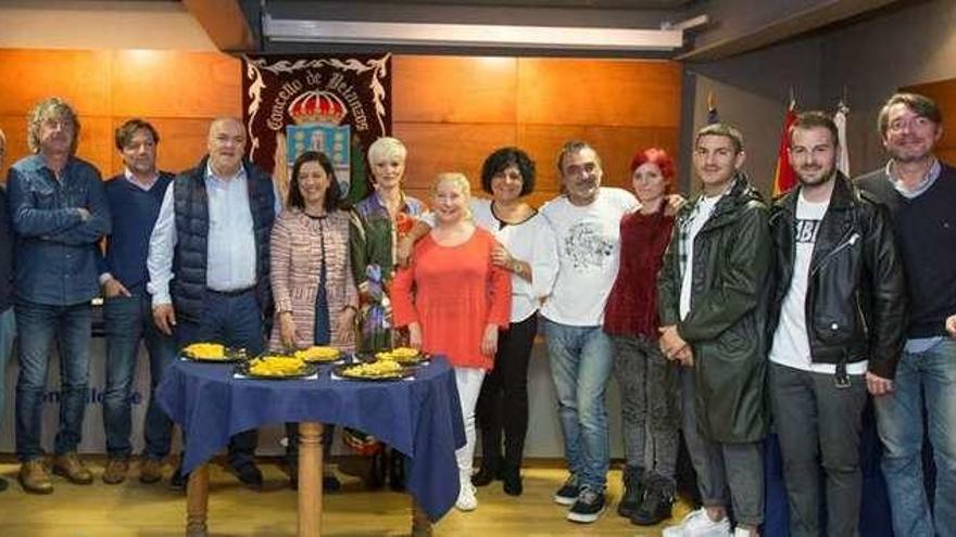 Hosteleros participantes en la Semana de la Tortilla, miembros del jurado y responsables municipales, ayer, tras la entrega del premio.