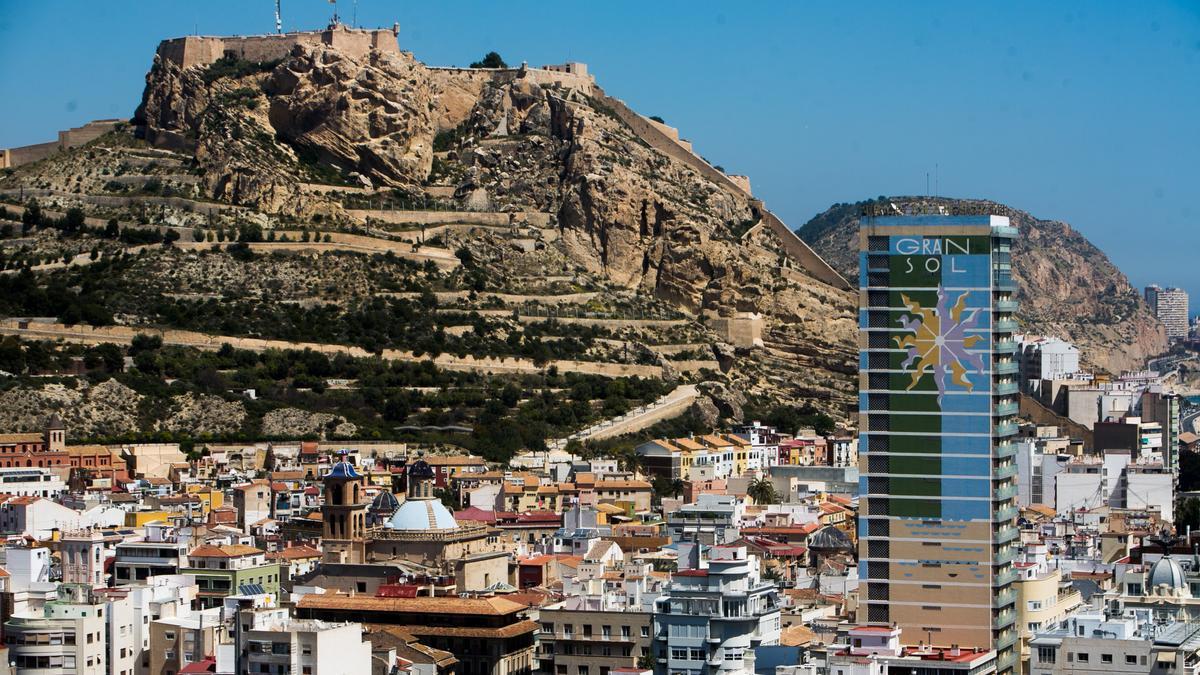 Vista de la ciudad de Alicante, con el castillo al fondo