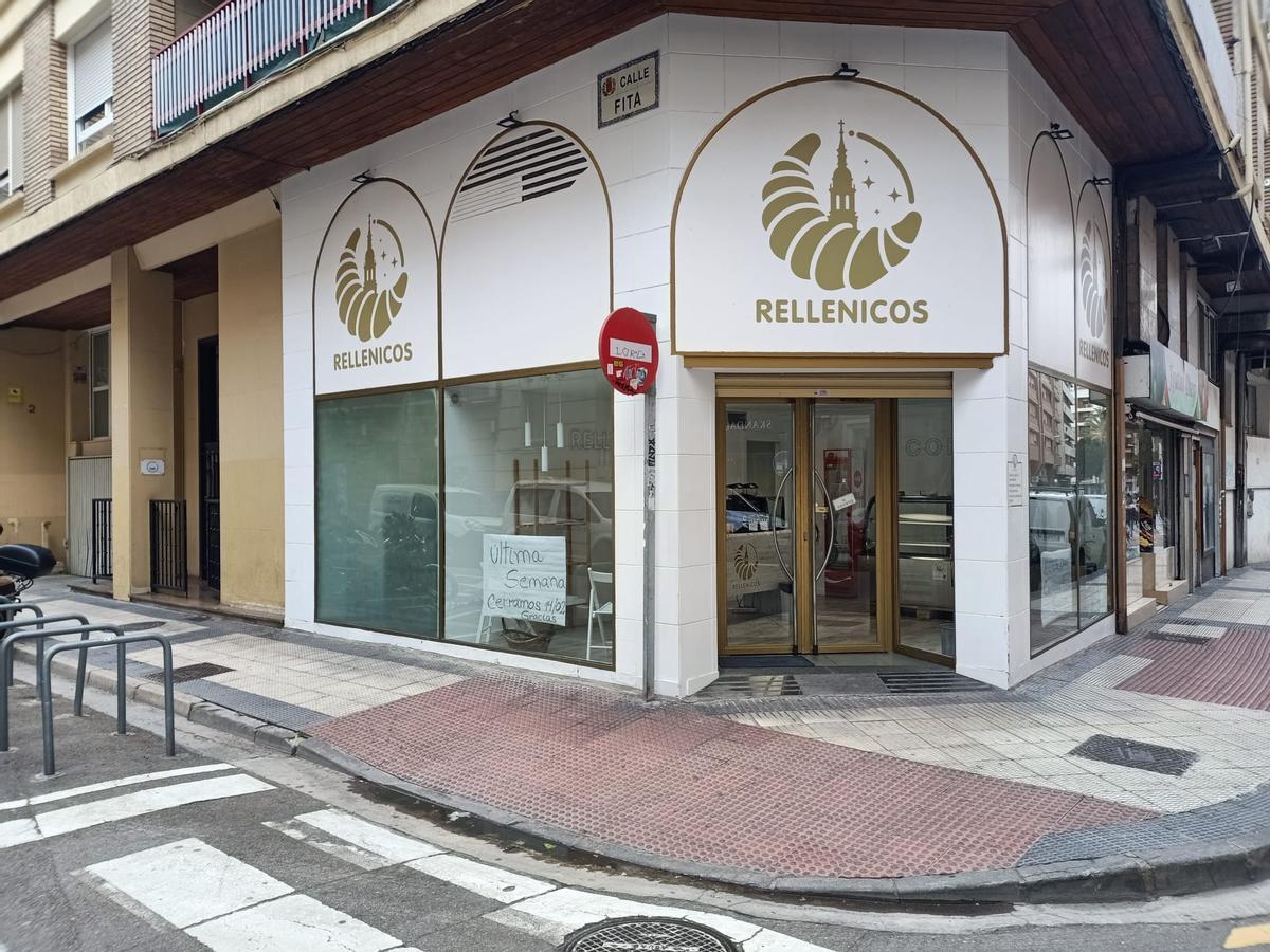 Exterior de Rellenicos, joven negocio especializado en croissants y cafés en la calle Doctor Cerrada (Zaragoza)