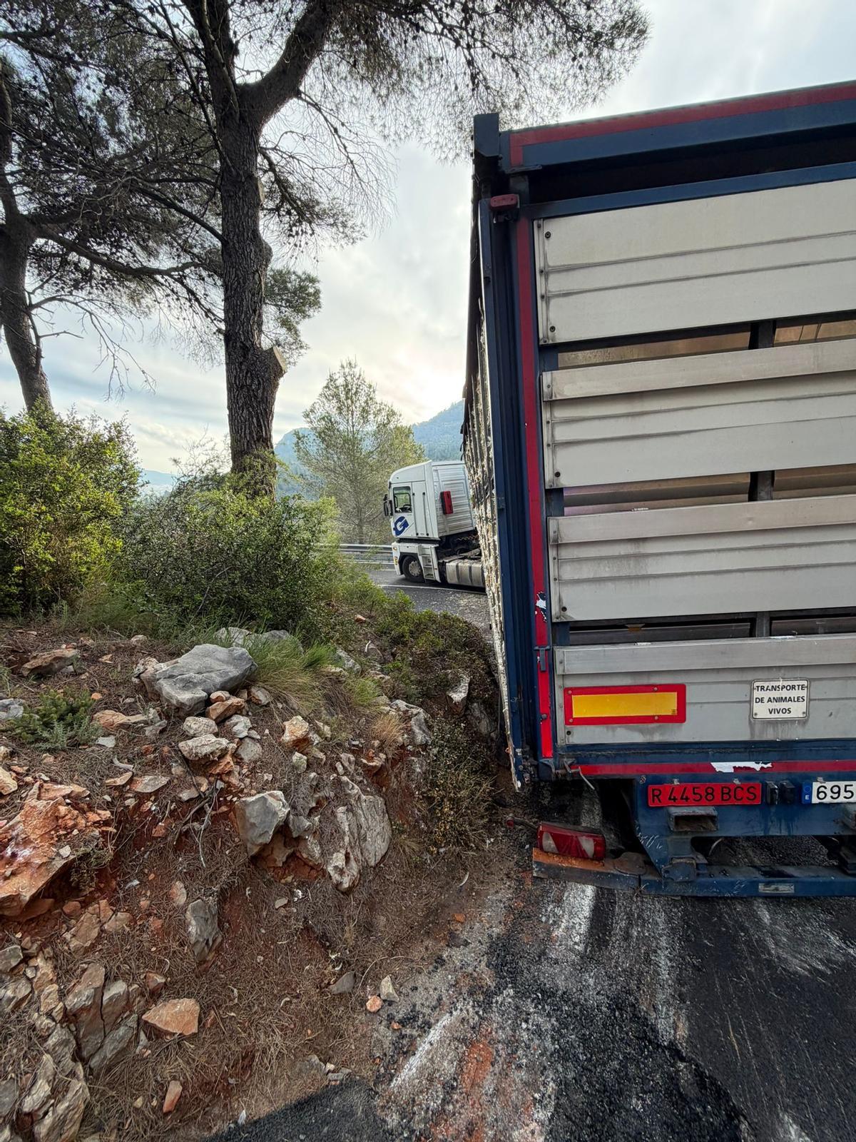 Las labores para retirar el tráiler se han complicado.