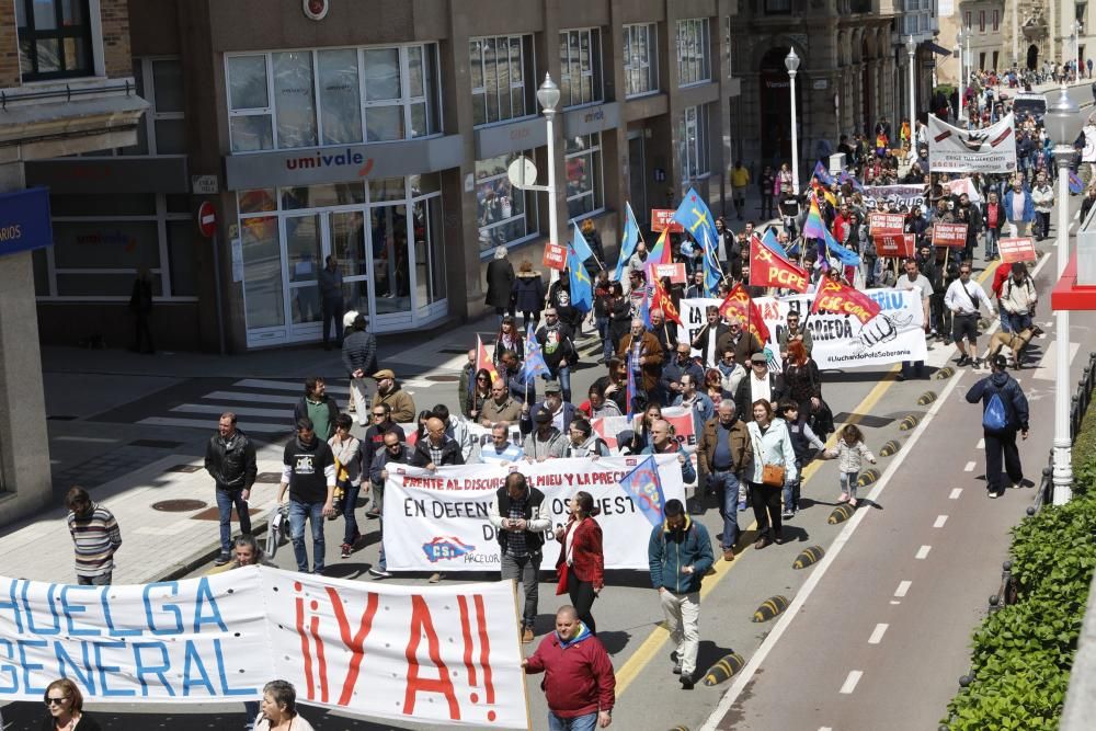 Los sindicatos minoritarios reclaman en Gijón políticas contra la precariedad