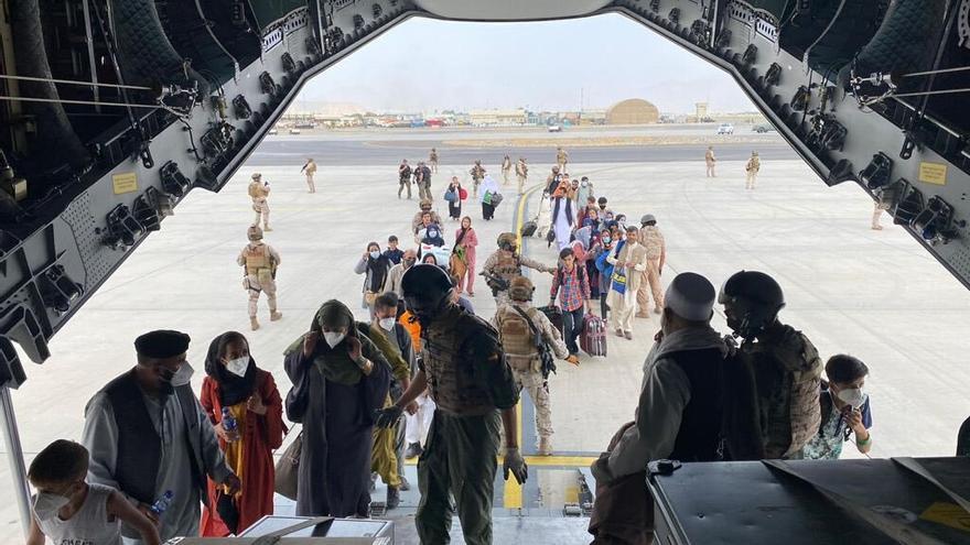 Evacuación del primer grupo de españoles y colaboradores afganos en el avión A400M, con destino Dubái.