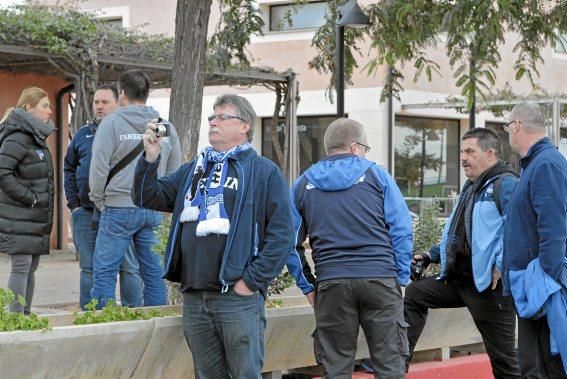 Hertha-Fans schauen beim Training zu.