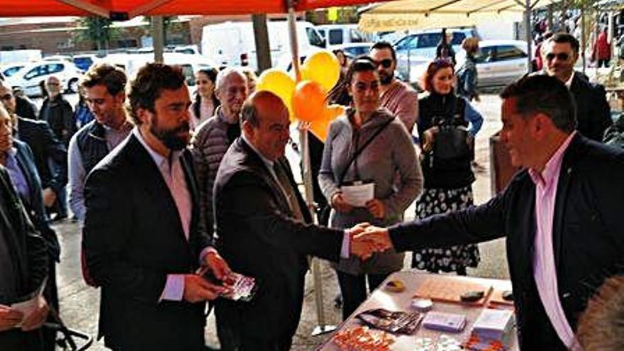 Trobada i salutació amb Ciutadans durant la passejada