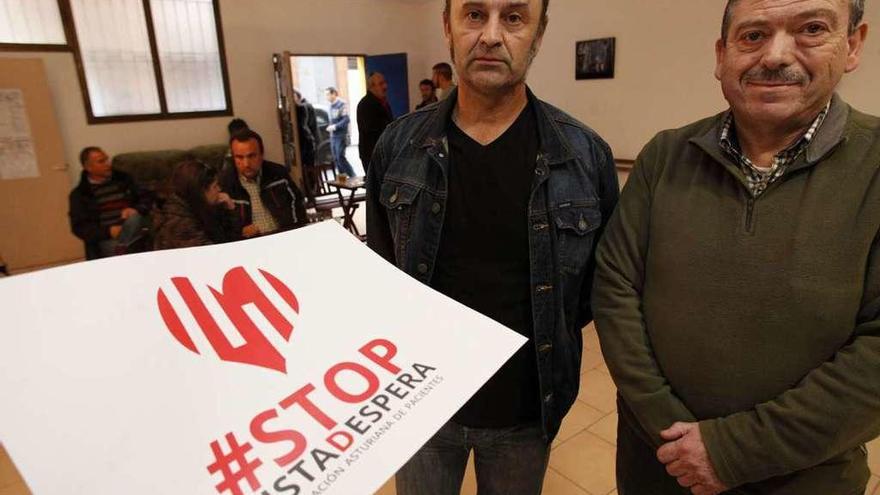 Alfonso Jiménez y Abel Pérez, ayer en el acto para presentar la plataforma contra las &quot;listas negras&quot;.