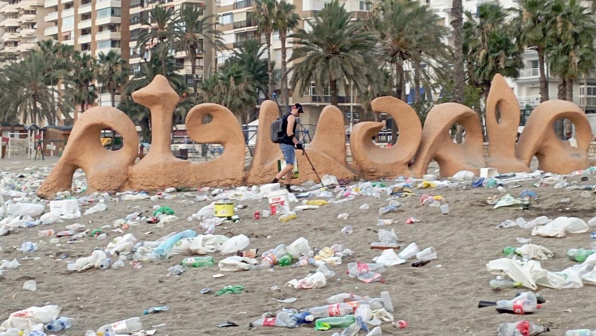 Un hombre con un detector de metales, en el amanecer del Día de San Juan por La Malagueta.
