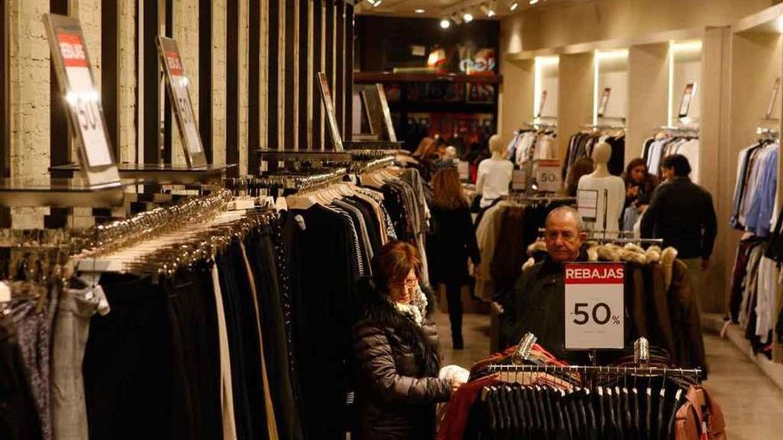 Varias personas realizan sus compras en un comercio de Zamora.