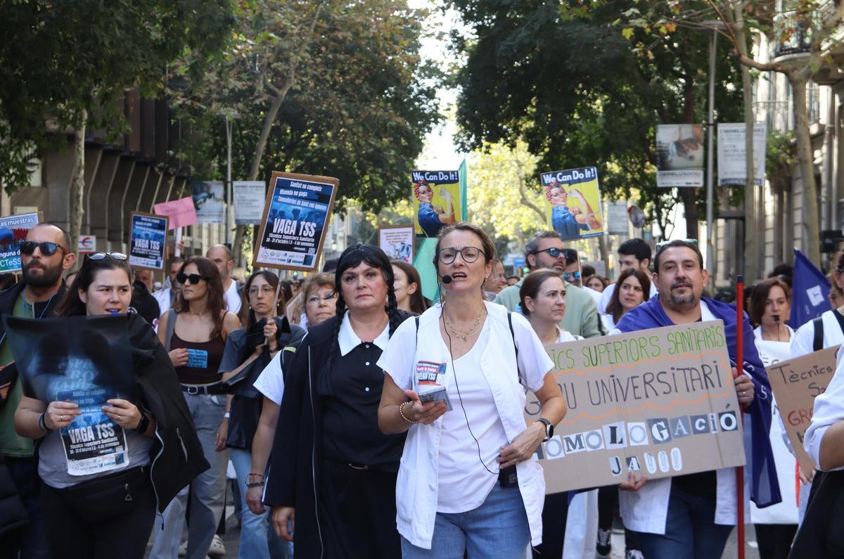 Técnicos sanitarios manifestándose este viernes en Barcelona.