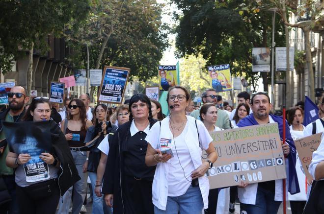 Técnicos sanitarios manifestándose este viernes en Barcelona.