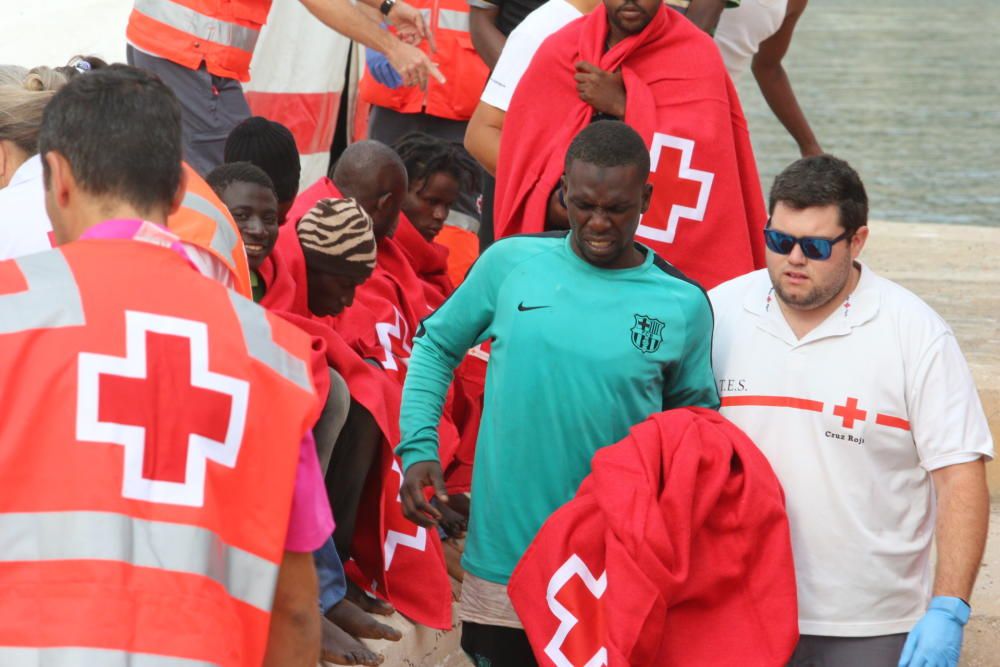 Rescatan a 55 personas de una patera