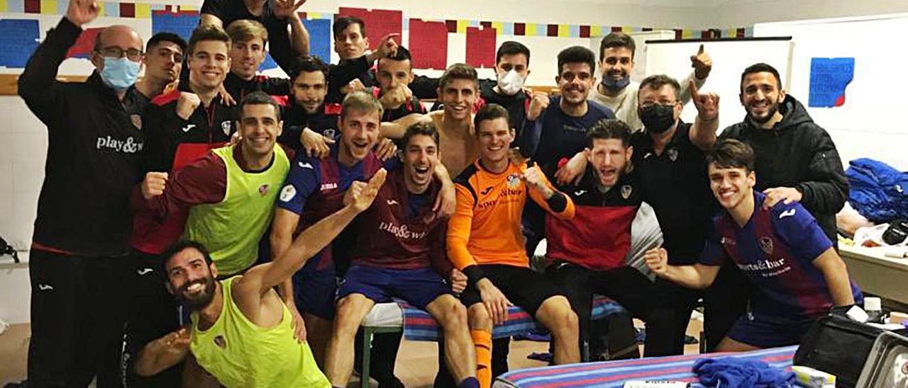 Los jugadores de la UD Alzira celebran el triunfo obtenido ante el Atlético Saguntino. | LEVANTE-EMV