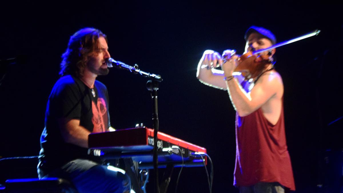 Andrés Suárez, junto a Marino Sáiz interpretando &#039;Voy a volver&#039;