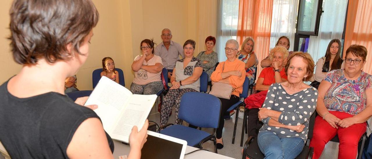 La cineasta Marta Torrecilla organiza el taller previo a la grabación del corto.