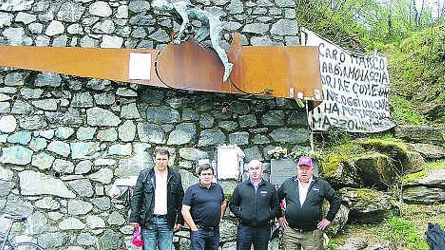 La delegación riosana, en el Mortirolo, junto al monumento al fallecido Marco Pantani.