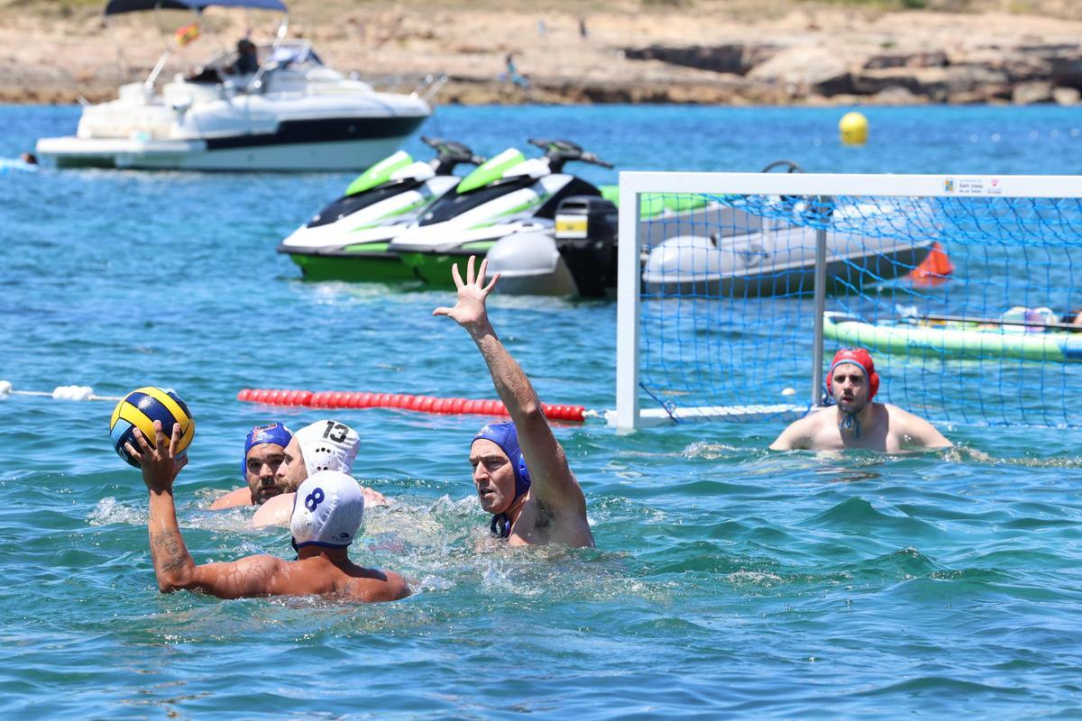 Imágenes de la fase final del Beach Polo Sant Josep disputado en Port des Torrent