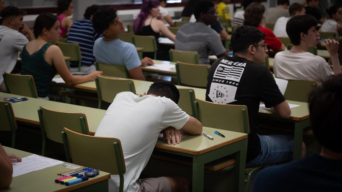 Varios alumnos en un aula durante el primer examen de la PAU 2025.