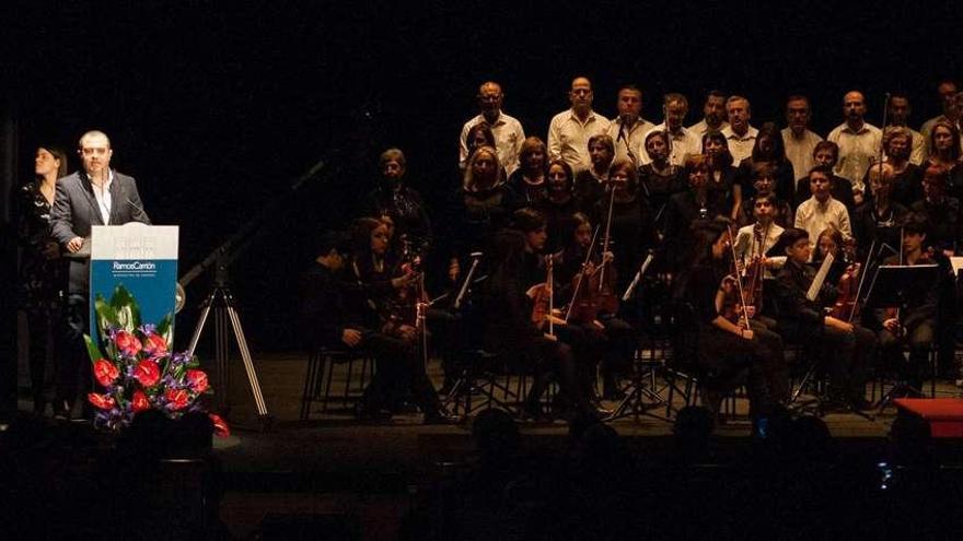 David Rivas, a la izquierda, explica su obra junto a la orquesta de cuerda del conservatorio y el coro sacro Jerónimo Aguado.