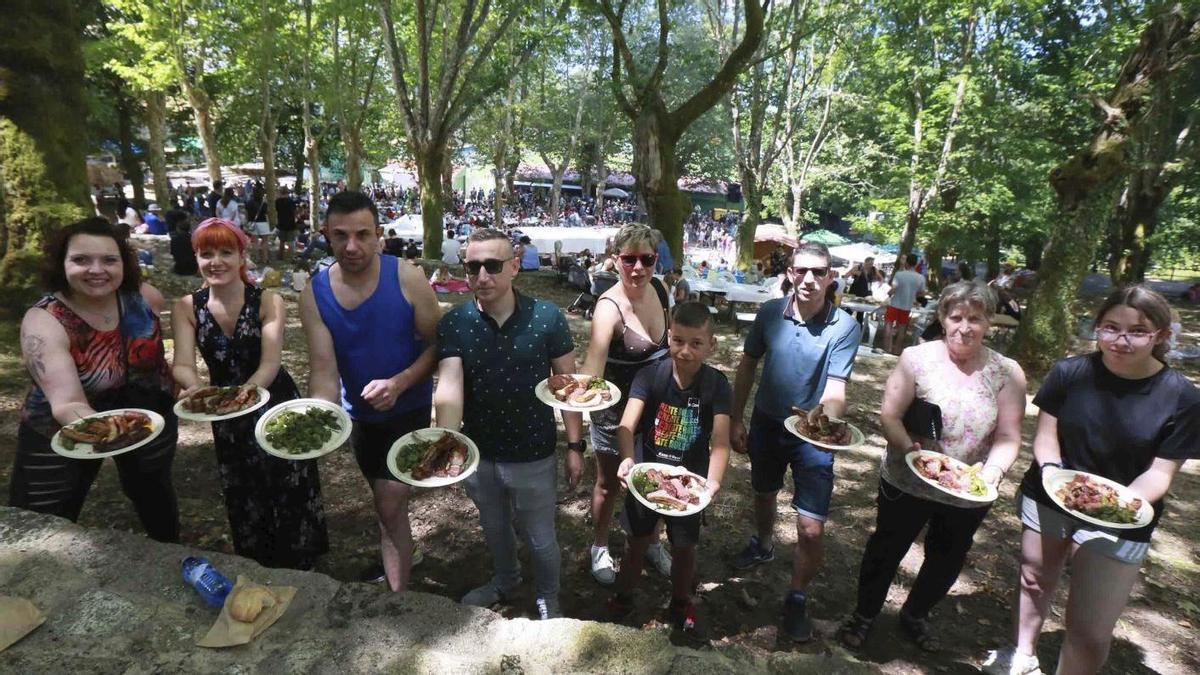 Sobre estas liñas, asistentes á festa posan coas súas racións.