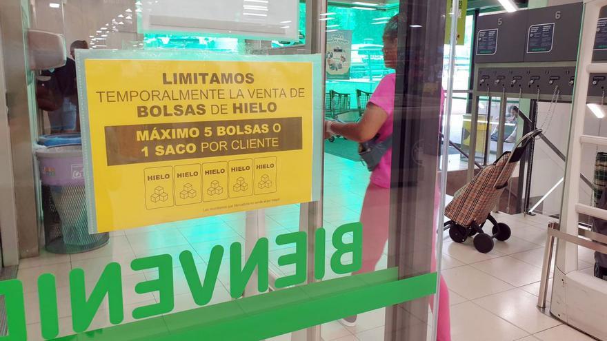 Organizadores de eventos y supermercados sufren ya el racionamiento del hielo